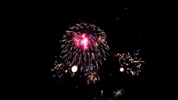 Πυροτεχνήματα Που Λάμπουν Στο Νυχτερινό Ουρανό Εορταστική Συναυλία Διακοπές 2020 — Αρχείο Βίντεο