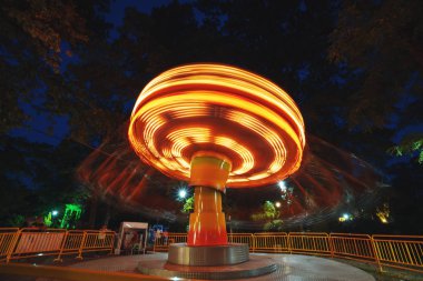 Dönme Dolap gece ilçe fuarında, hareket bulanık