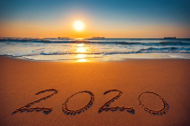Mutlu yıllar 2020 konsepti, plajda yazı yazmak. Deniz doğumu