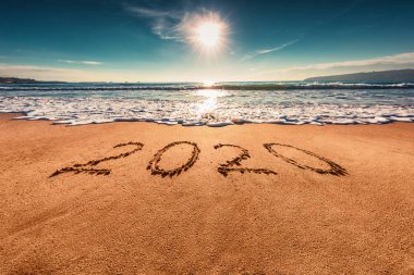 Deniz sahilinde mutlu yıllar 2020 konsepti; Sunrsie shot