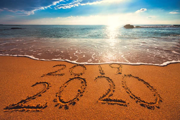 Feliz Año Nuevo 2020 concepto en la playa del mar; sunrsie shot — Foto de Stock