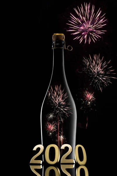 Ano Novo concept.Champagne garrafa de vinho 2020 em fundo preto — Fotografia de Stock