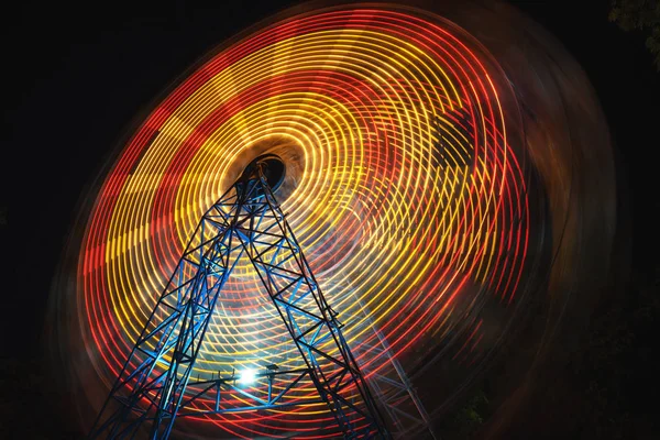 Pariserhjulet på County Fair på natten, rörelse suddig — Stockfoto