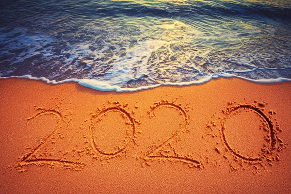 Feliz Año Nuevo 2020 concepto en la playa del mar; sunrsie shot — Foto de Stock