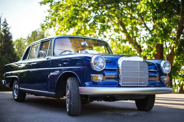 Retro vintage carro — Fotografia de Stock