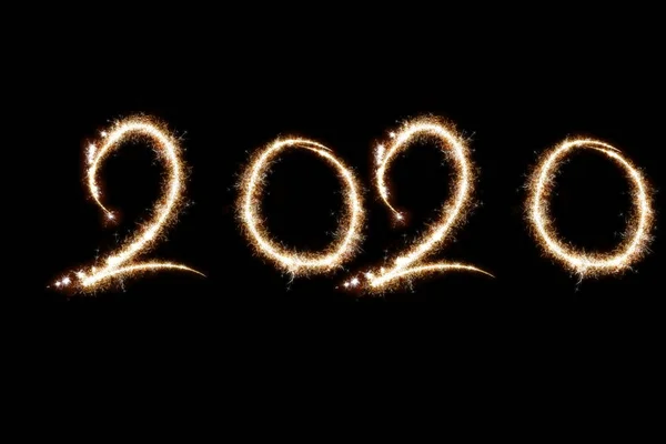 Ano Novo 2020 escrito com fogos de artifício Sparkle em fundo preto — Fotografia de Stock