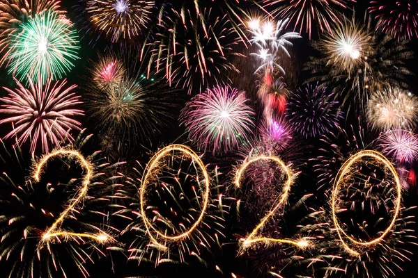 2020 scritto con fuochi d'artificio Sparkle su sfondo nero, felice anno nuovo — Foto Stock
