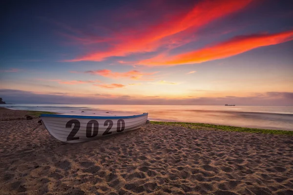 Boat and sunrise on beach. New year morning 2020. — Stock Photo, Image