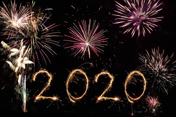 2020 écrit avec des feux d'artifice comme fond — Photo