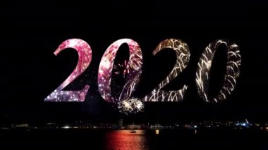 Gece gökyüzünde parlayan havai fişekler, kutlama konseri, bayramlar 2020