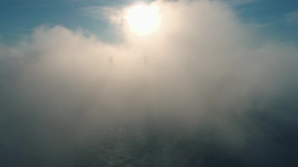 Аерофотозйомка Вантажних Контейнерів Судна Вітрила Морському Тумані Кранові Судна Працюють — стокове відео