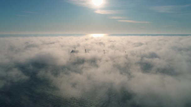 货柜船在海雾中航行 起重船在运送货柜方面的航景 — 图库视频影像