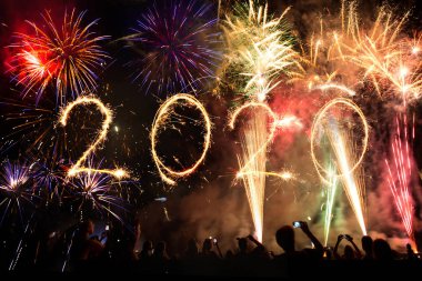 2020 havai fişeklerle arka plan olarak yazıldı