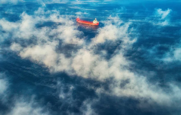 Vista aérea de navios porta-contentores de carga em nevoeiro marítimo, navio guindaste que trabalha para a entrega de contentores de entrega . — Fotografia de Stock