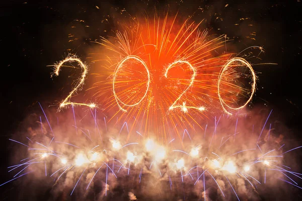 2020 escrito con fuegos artificiales Sparkle sobre fondo negro, feliz año nuevo — Foto de Stock