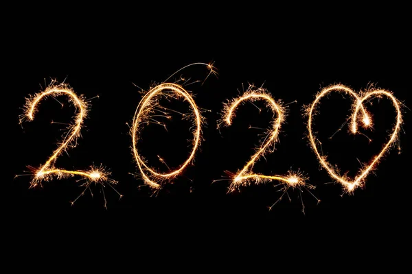 2020 escrito con fuegos artificiales Sparkle sobre fondo negro, feliz año nuevo —  Fotos de Stock