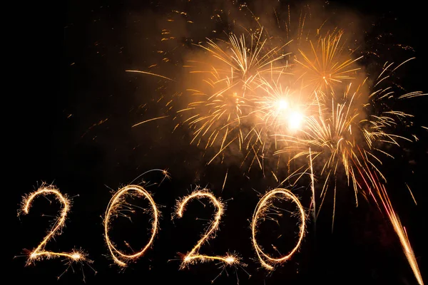 2020 geschreven met vuurwerk als achtergrond — Stockfoto