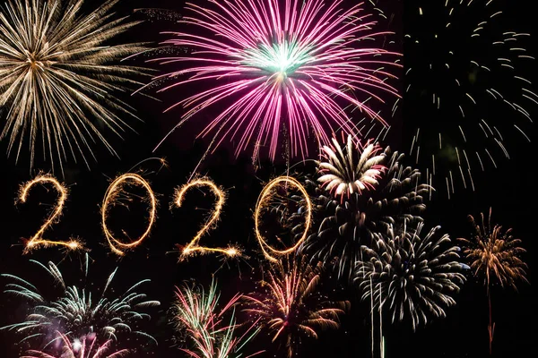 2020 scritto con fuochi d'artificio come sfondo — Foto Stock