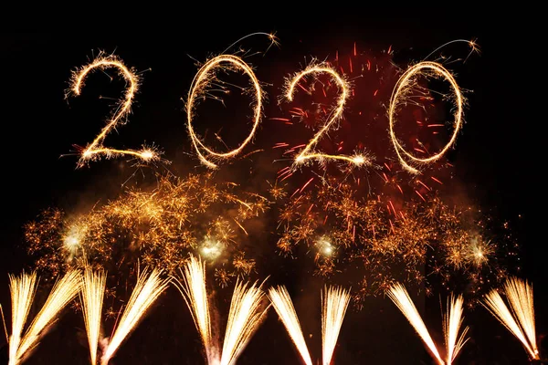 Feliz año nuevo 2020 escrito con fuegos artificiales Sparkle sobre fondo negro —  Fotos de Stock