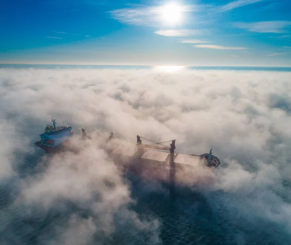 Φορτηγό πλοίο και γερανοί σιλουέτες στη θάλασσα ομίχλη, γερανό πλοίο worki — Φωτογραφία Αρχείου