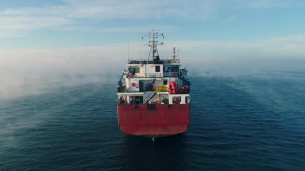 Flygfoto Över Lastcontainerfartyg Segel Dimma Kranfartyg Som Arbetar Med Leverans — Stockvideo