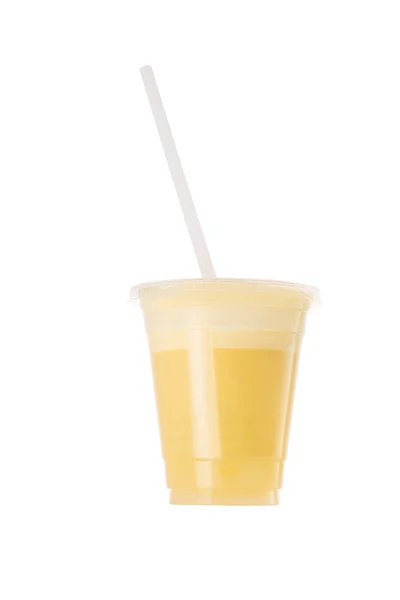 Свежий фруктовый коктейль Встряхните в пластиковую чашку и солому изолированы о — стоковое фото