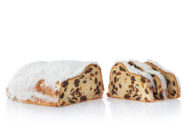 Noel yemeği pişirilmiş stollen, beyaz grupta izole edilmiş.