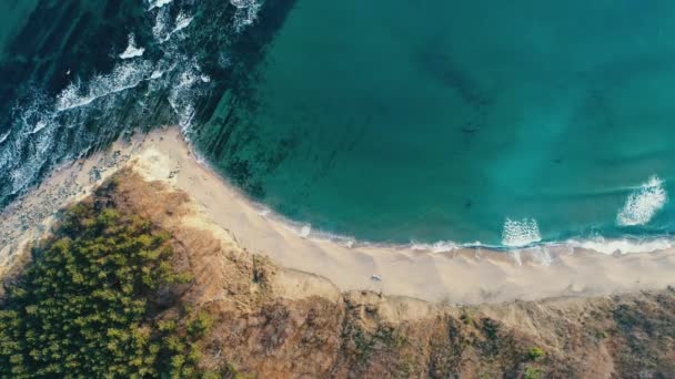 Kustlinje Flygbild Stenig Strand Och Hav — Stockvideo