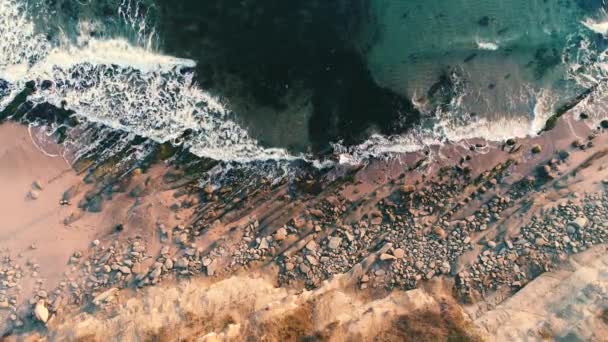 Flygfoto Över Havsvatten Och Strand Kust Med Stenar — Stockvideo