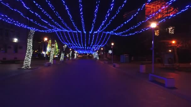 Şehir Işıkları Sokaktaki Noel Ruhu Şenlikli Dekorasyon — Stok video