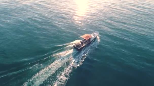 Segling Fiskebåt Havsvattnet Tidigt Morgonen Och Vacker Soluppgång — Stockvideo
