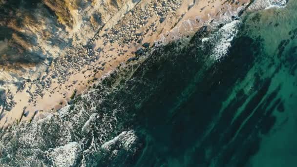 Vista Aérea Água Mar Costa Praia Com Pedras — Vídeo de Stock