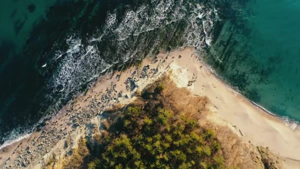 Vista Aérea Del Agua Mar Costa Playa Con Piedras — Vídeo de stock