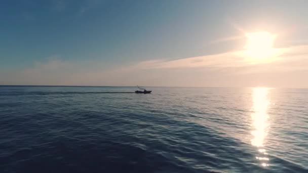 早朝と美しい日の出の海の水で漁船をセーリング — ストック動画