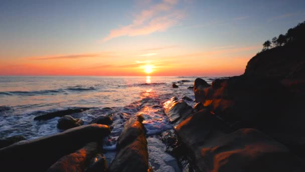 海滩上的日出 岸上的岩石 — 图库视频影像