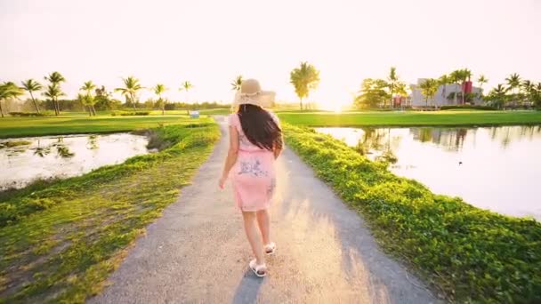 Sígueme Concepto Mujer Joven Corriendo Camino Del Campo Golf Tropical — Vídeos de Stock