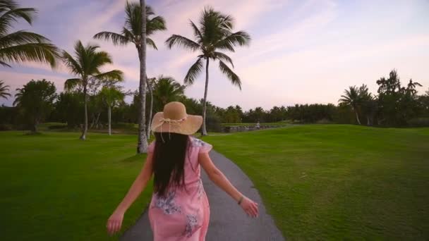 Följ Mig Begreppet Ung Kvinna Som Kör Tropisk Golf Bana — Stockvideo