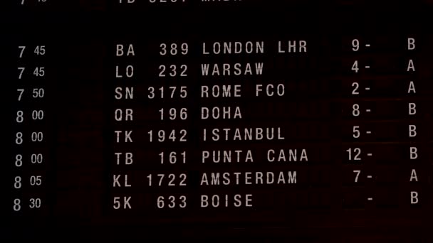 Affichage dans un aéroport avec heures de départ et d'arrivée, informations de vol pour les passagers .