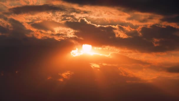 Puesta Sol Nubes Cielo Dramáticas Con Rayo Sol Sol — Vídeos de Stock