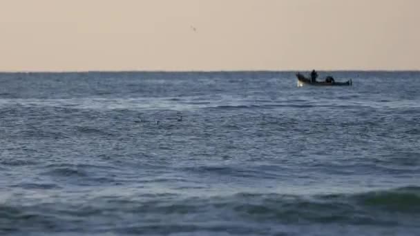 セーリングボートと美しい海の日の出 — ストック動画