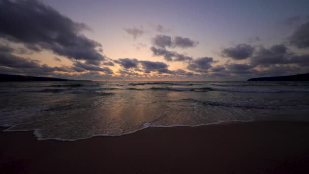 Wschód Słońca Plaży Skały Brzegu — Wideo stockowe