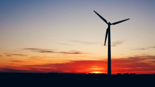 Ветряные Мельницы Производства Электроэнергии Закате Солнца Поле — стоковое видео