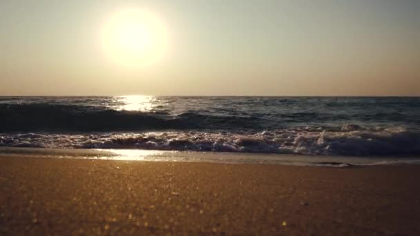 Glad Liten Flicka Som Springer Vid Havsvatten Vacker Soluppgång Stranden — Stockvideo