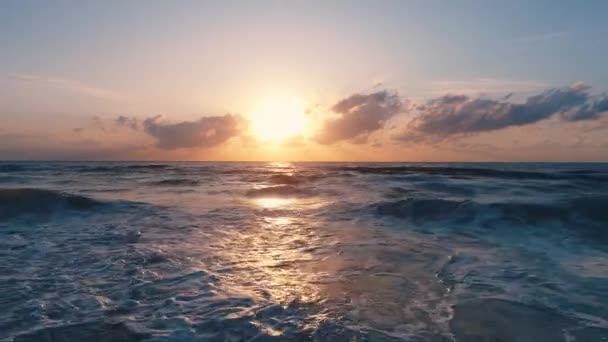 トロピカルビーチと美しい海の日の出 ドラマチックな雲と踊る波 — ストック動画