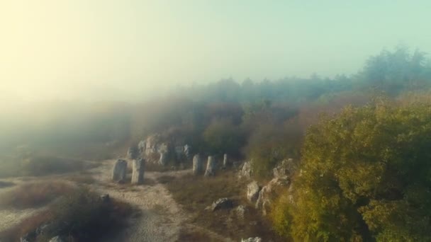 Восход Солнца Туман Над Каменными Лесами Образование Называется Pobiti Kamani — стоковое видео