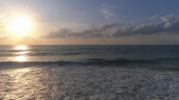 在海浪和热带海滩上升起的日出 新的早晨 — 图库视频影像