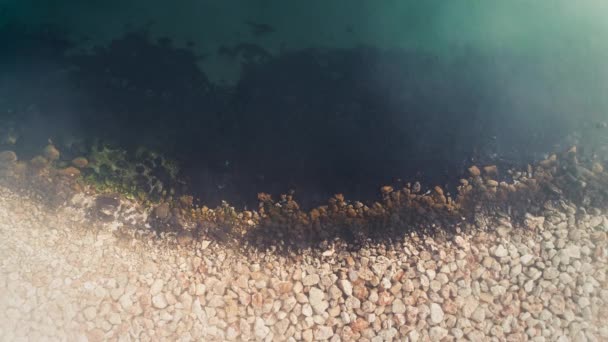 Luftaufnahme Von Meerwasser Und Strandküste Mit Steinen — Stockvideo