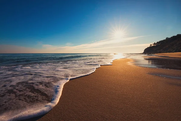 Hermoso amanecer sobre el mar — Foto de Stock