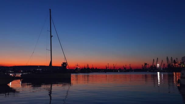 Puesta Sol Sobre Puerto Marítimo Yate Faro Vista Hacia Las — Vídeo de stock