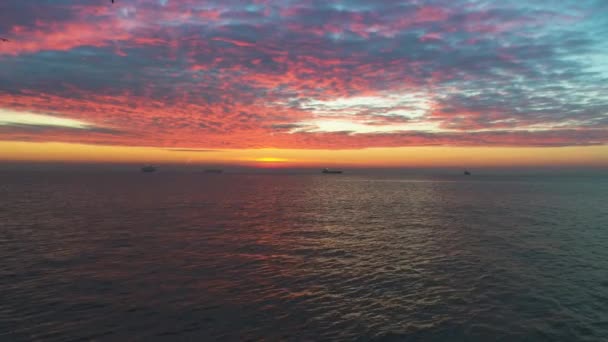 Schöner Sonnenaufgang Über Dem Meer — Stockvideo